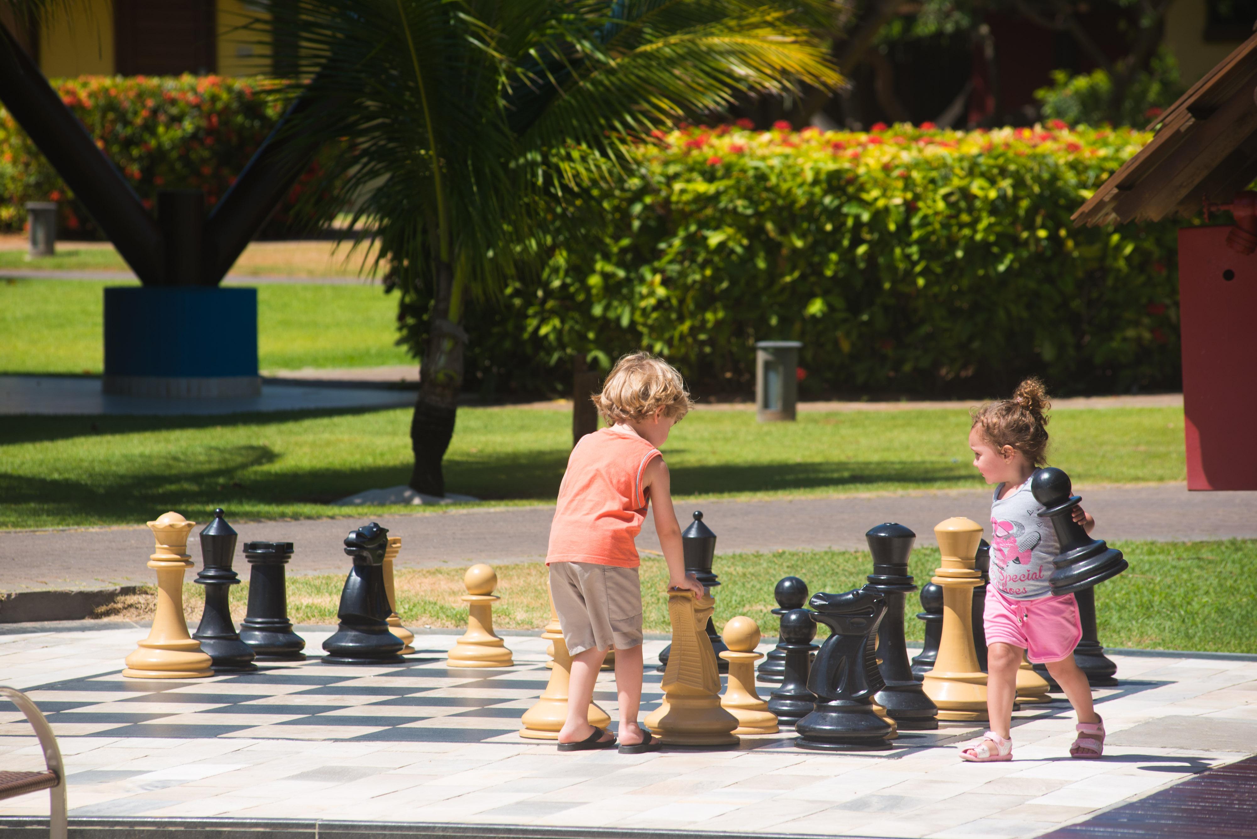 Vila Gale Resort Mares Guarajuba Exterior foto Children playing chess